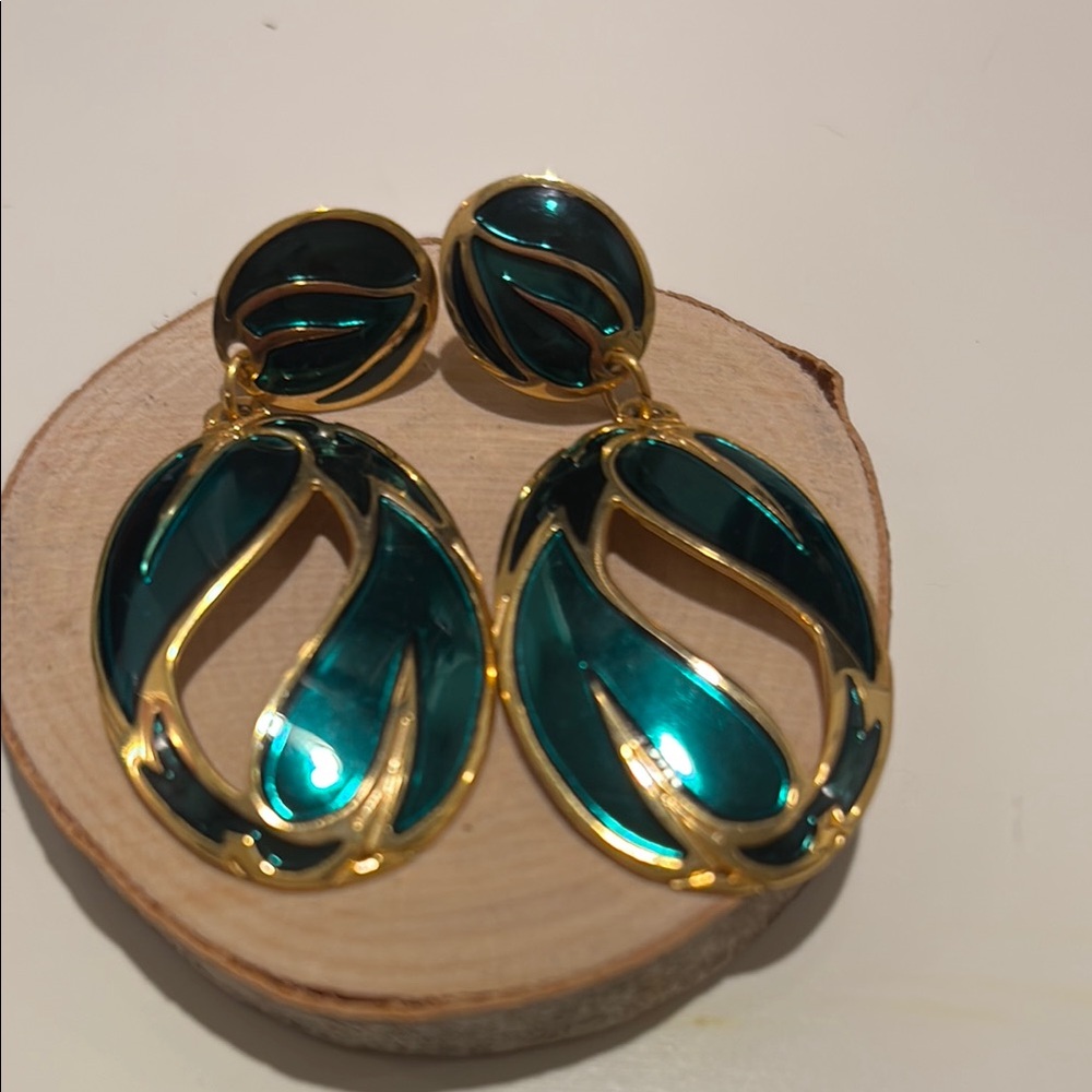 Vintage Elegant Gold and Green Earrings